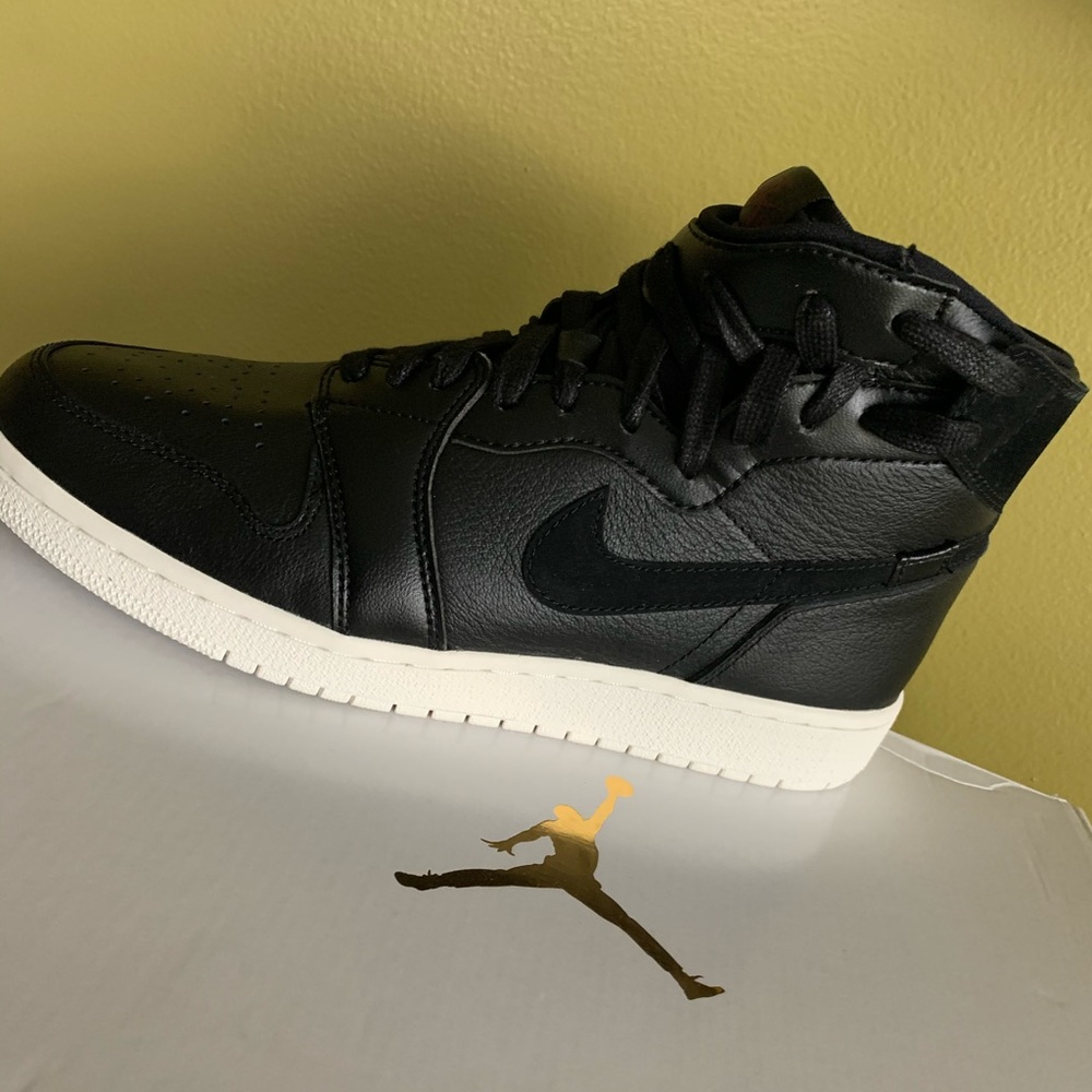 Air Jordan 1 Rebel XX - 8.5 woman’s